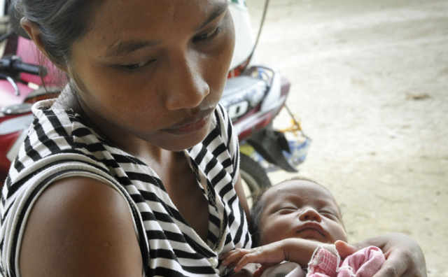Rowena fled her home during Typhoon Haiyan with her one-month-old baby Patrick. Photo: Lanie Carillo/World Vision